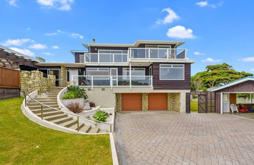 Otaki Beach House | TASSY - ?TAKI BEACH HOLIDAY HOME, pet friendly in Otaki Beach