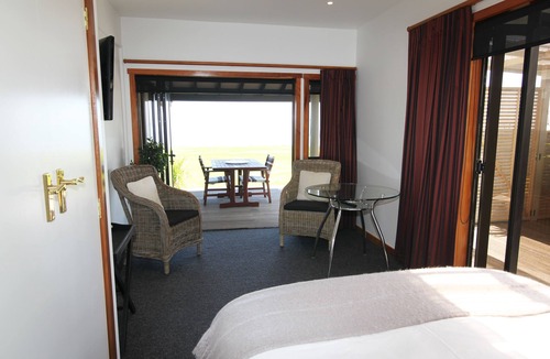 Te Puru Cabin | Te Puru Beach Lodge