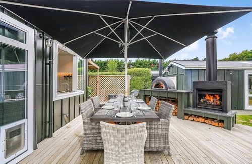 Martinborough Cottage | The Frost Pot, Spa, Patenque Court, Pizza Oven, Outdoor fire, Private