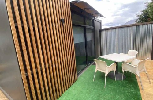 Queenstown Cabin | The Hideaway - Hot Tub - Flat Walk to Town
