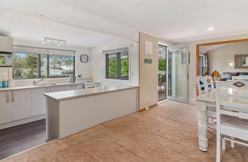 Motuoapa House | The Lake House - Taupo Holiday Home