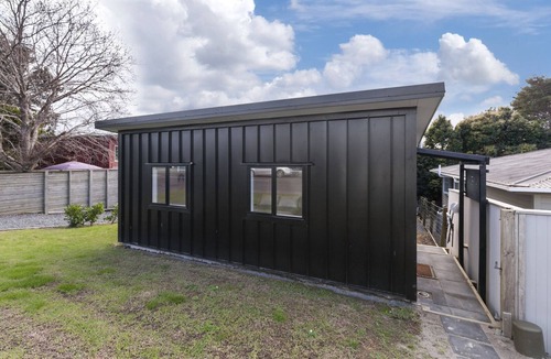 Leigh House | The Little Leigh Bach - Leigh Holiday Home