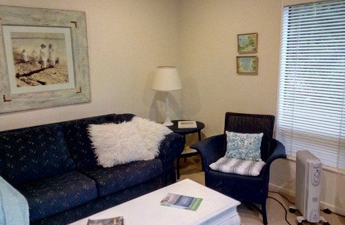 Tawharanui Ski Chalet | THE LITTLE HOUSE BY THE SEA - COASTAL MATAKANA/TAWHARANUI. , DOG FRIENDLY.