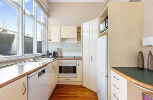 Te Aro Apartment | The Nest - Central, Sunny & Spacious Loft