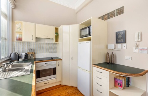 Te Aro Apartment | The Nest - Central, Sunny & Spacious Loft