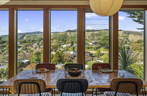 Raumati South House | THE PAINTBOX - RAUMATI SOUTH HOLIDAY HOME in Raumati South