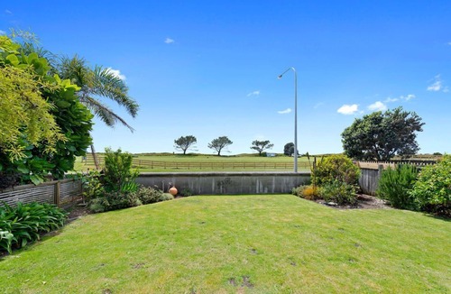 Papamoa Beach Cottage | The Sandcastle - Papamoa Holiday Apartment