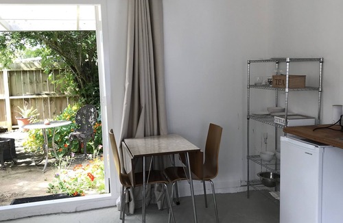Paeroa Apartment | "The Smithy" light, sunny and spacious studio space with a private courtyard.