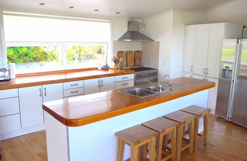 Waiheke Island Cabin | The Waiheke Lodge - Comfort for 24