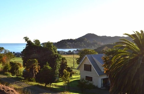 Tata Beach House | Theo’s Place - Family haven at Ligar Bay - Sleeps 10. (Dogs negotiable).