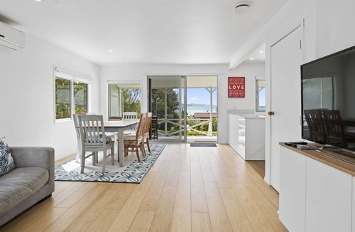 Algies Bay House | TIDE AND TRUE - ALGIES BAY HOLIDAY HOME, with a garden in Algies Bay