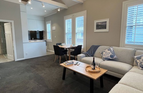Thorndon Apartment | Tinakori Village Retreat - nRenovated apartment in a charming heritage building