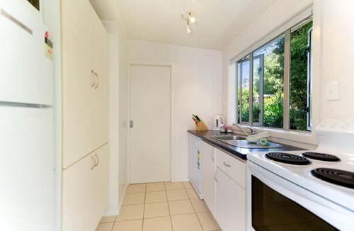Oneroa House | Tiri Cottage - Sun-filled Cottage in the heart of Waiheke Island