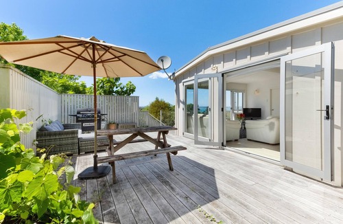 Oneroa House | Tiri Cottage - Sun-filled Cottage in the heart of Waiheke Island