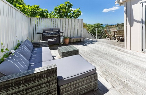 Oneroa House | Tiri Cottage - Sun-filled Cottage in the heart of Waiheke Island