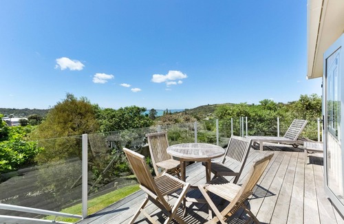Oneroa House | Tiri Cottage - Sun-filled Cottage in the heart of Waiheke Island