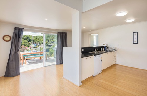 Waikawa Bay House | Tirohanga Wai - Waikawa Holiday Home