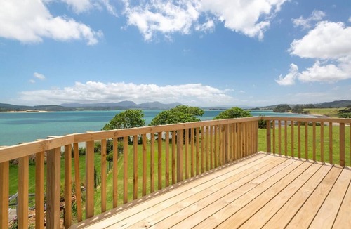 Opononi House | UPSTAIRS APARTMENT at Onepu Moana Retreat with SpaPool