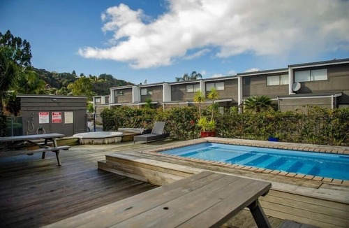 Whitianga Apartment | Upstairs fully self contained apartment with a queen bedroom.