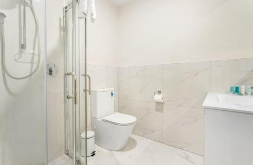 Otahuhu Apartment | Urban Glow Townhouse with parking