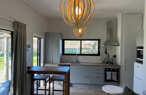 Riwaka Cottage | Vineyard Retreat near stunning Abel Tasman
