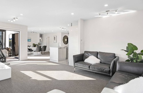 Waikawa Bay House | Waikawa Bay Spa Escape - Waikawa Bay Holiday Home