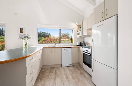 Waitahanui House | Waitahanui Lake House - Lake Taupo Holiday Home