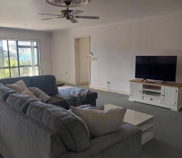 Waiwera House | Waiwera Clifftop - Eagle's Rest
