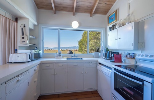 Mapua House | Waterfront Classic Kiwi Bach