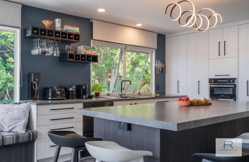 Bayswater House | Waterfront Retreat with Spa Pool