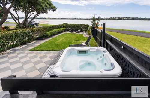 Bayswater House | Waterfront Retreat with Spa Pool