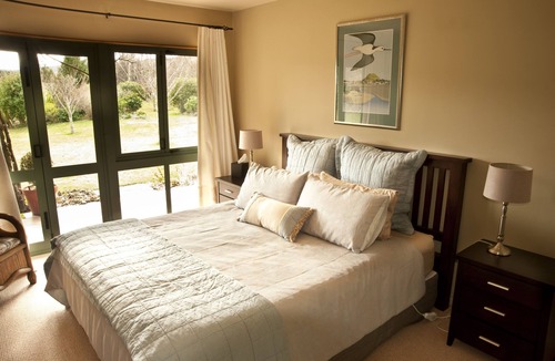 Acacia Bay Bed & Breakfast | Whakaipo Lodge
