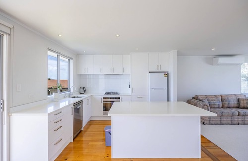 Northcote House | White Beauty in the North Shore Retreat- Sky TV