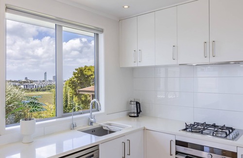 Northcote House | White Beauty in the North Shore Retreat- Sky TV