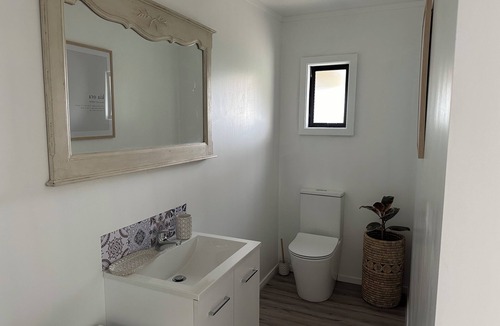 Gisborne House | Wonderful 1-bedroom bungalow in Gisborne with great views ,close to the beach