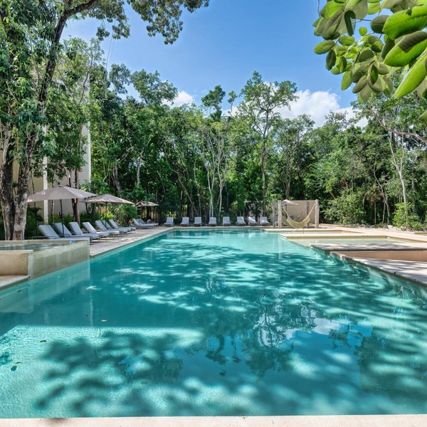 Artra: Tropical Loft with Pool in La Veleta