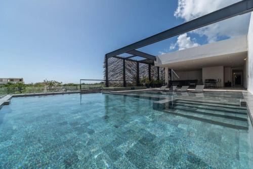 Elegant 2BR w Rooftop Pool Close to Beach