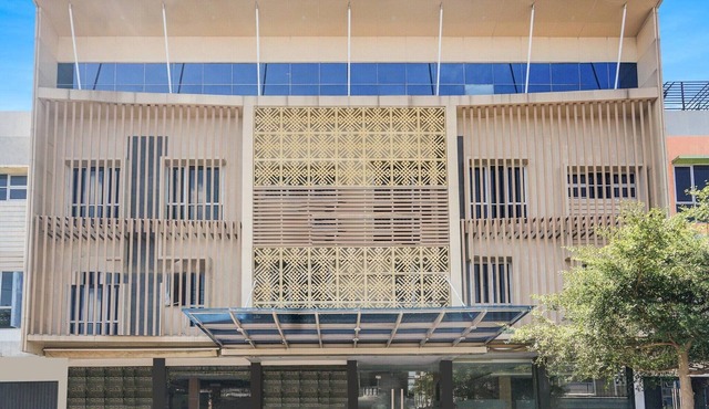 Luxury Twin Stay with Free WiFi and Parking