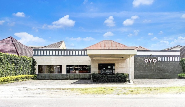 Luxury Twin Stay with Free WiFi and Parking