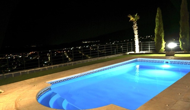 Villa Los Ángeles in the Sierra de Guadarrama with Pool and Lake Views