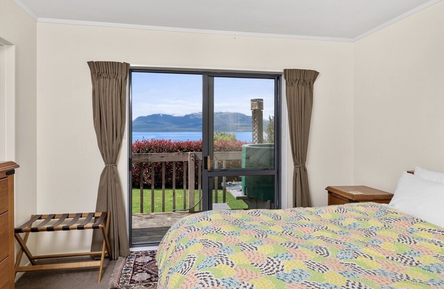 Lakeside Escape - Lake Tarawera Holiday Home, HAMURANA