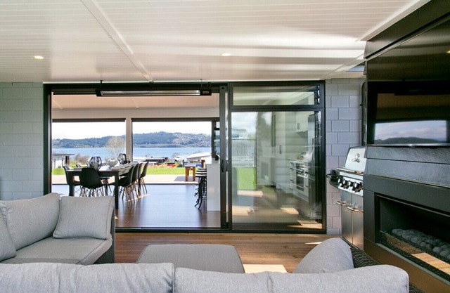 Lakeside Estate - Rainbow Point Holiday Home, WHAREWAKA