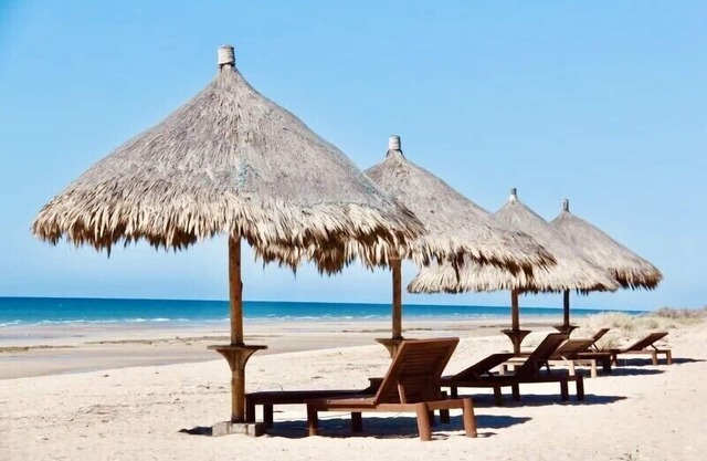 TRANQUIL BEACHFRONT RESORT WITH EDGELESS POOLS, HEATED SPAS, SAUNA