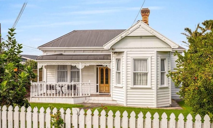 Chatswood House | 4Bed Spacious Villa in Chatswood