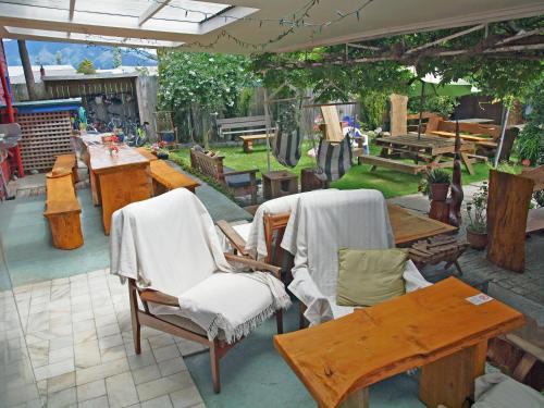 Takaka Hostel | Annies Nirvana Lodge Backpackers