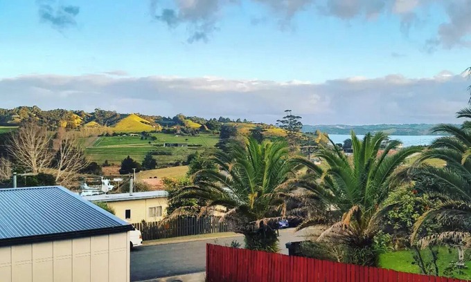 Snells Beach House | Beautifully designed Tiny home, incredibly spacious, 10min from beach