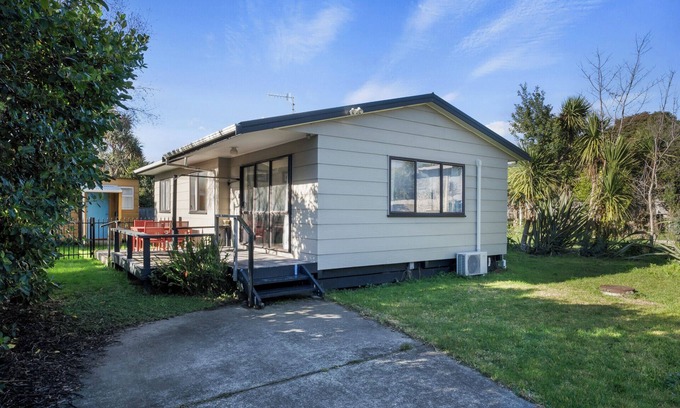 Raumati South House | Dale Sanctuary - Raumati South Holiday Home