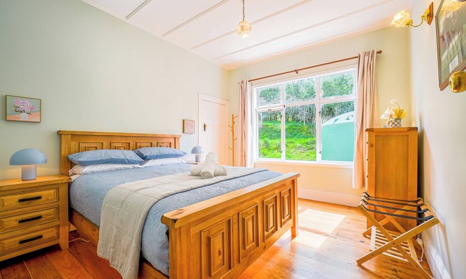Dairy Flat House | Horse Club Owner's Secret Garden with 3 Bedrooms