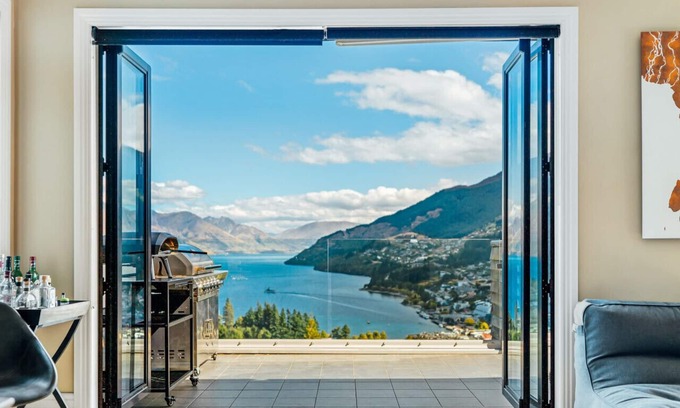 Queenstown City Centre House | Lake Panorama Villa - Central Luxury Indulgence + Private Hot Tub