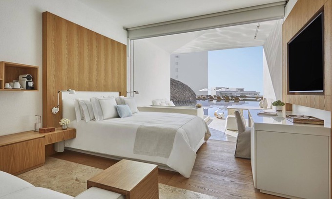 Zona Hotelera House | Los Cabos Comfort: Short Drive to Acapulquito Beach! 5 Pools, Free Parking!
